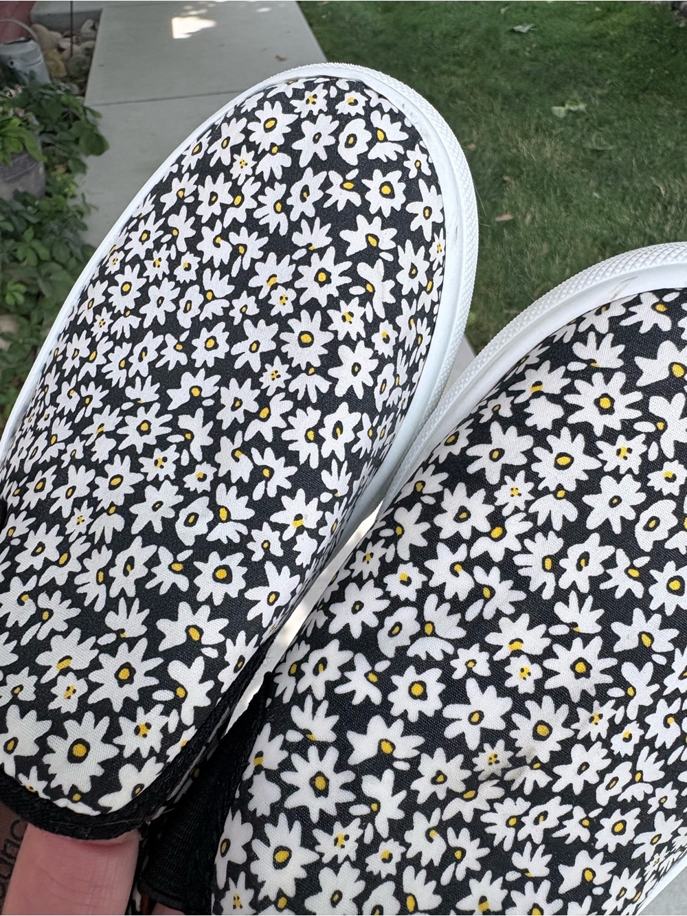 Maurices SuperCush Kate Black & White Daisy Slip-On Sneakers Size 9 - Picture 9 of 9